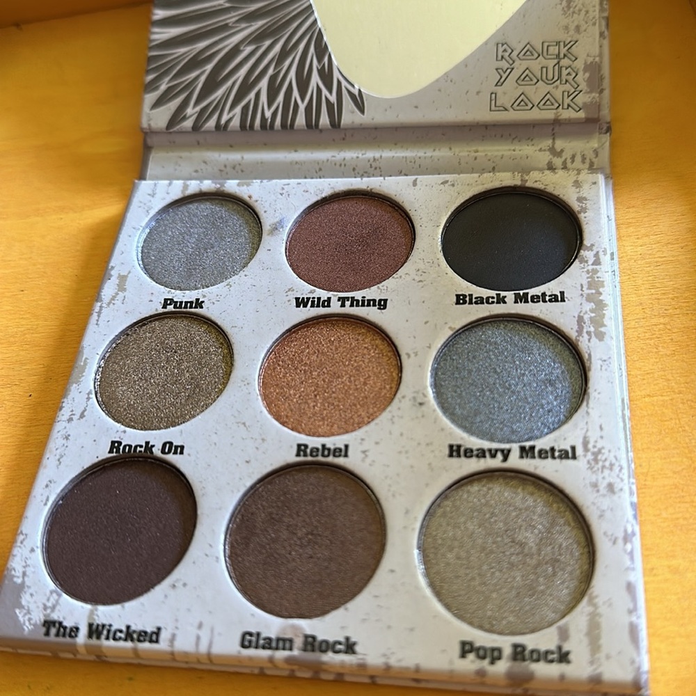 Eye Shadow Palettes - Picture 4 of 5